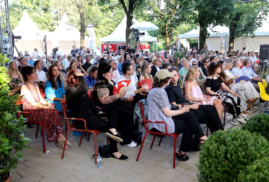Publikum sitzt auf roten Stühlen bei der Eröffnung der Tage der deutschsprachigen Literatur in Klagenfurt