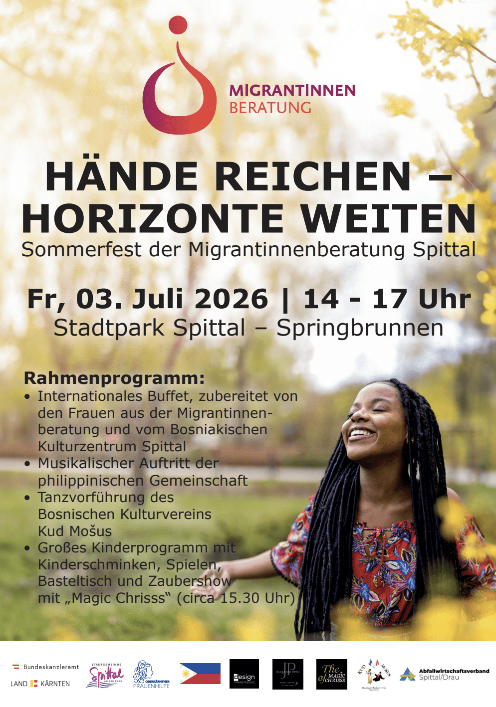 Porträt einer lächelnden Frau mit langen schwarzen Zöpfen vor unscharfem Parkhintergrund auf einem Plakat