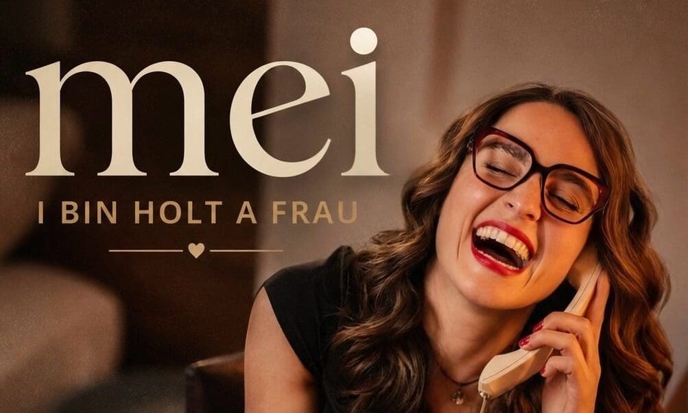 Lachende Frau mit Brille am Telefonhörer und roten Rosen im Vordergrund
