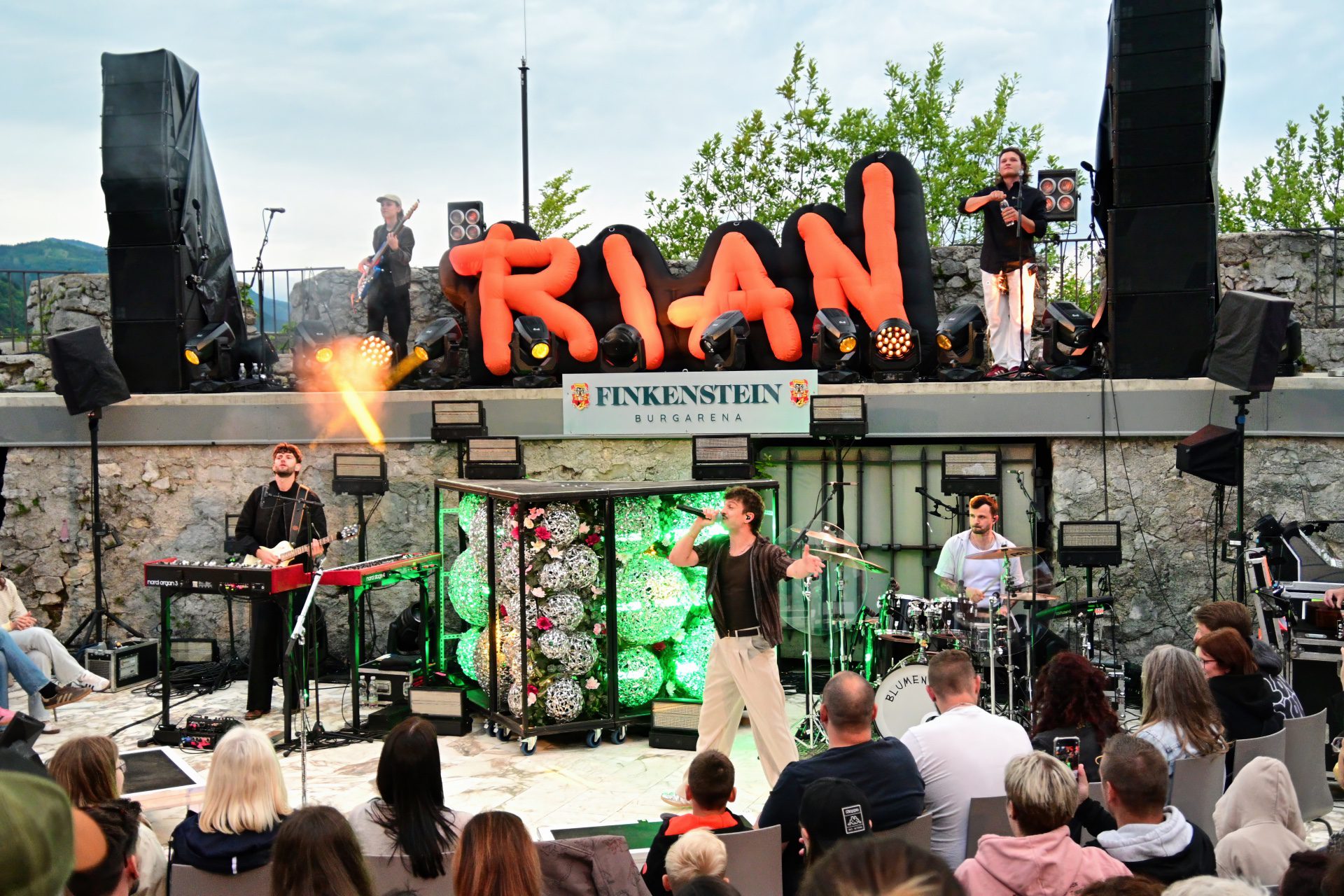 Band RIAN bei Live-Konzert auf Buehne der Burgarena Finkenstein vor Publikum