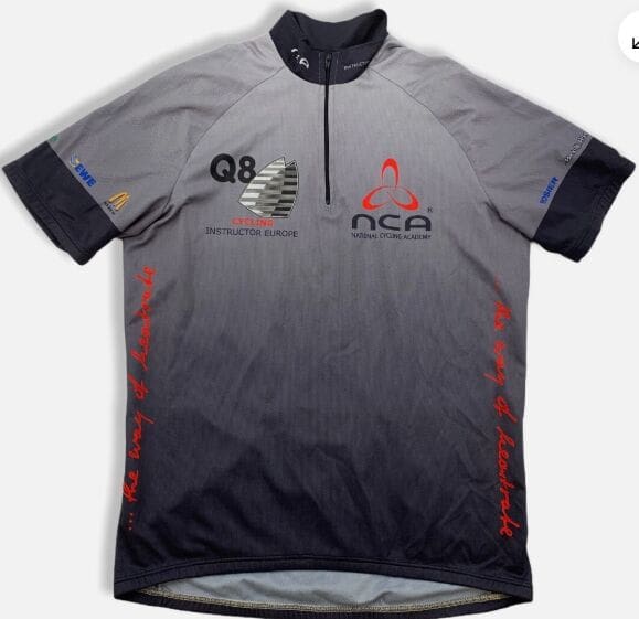 Graues und schwarzes Radtrikot mit Logos der National Cycling Academy und Q8