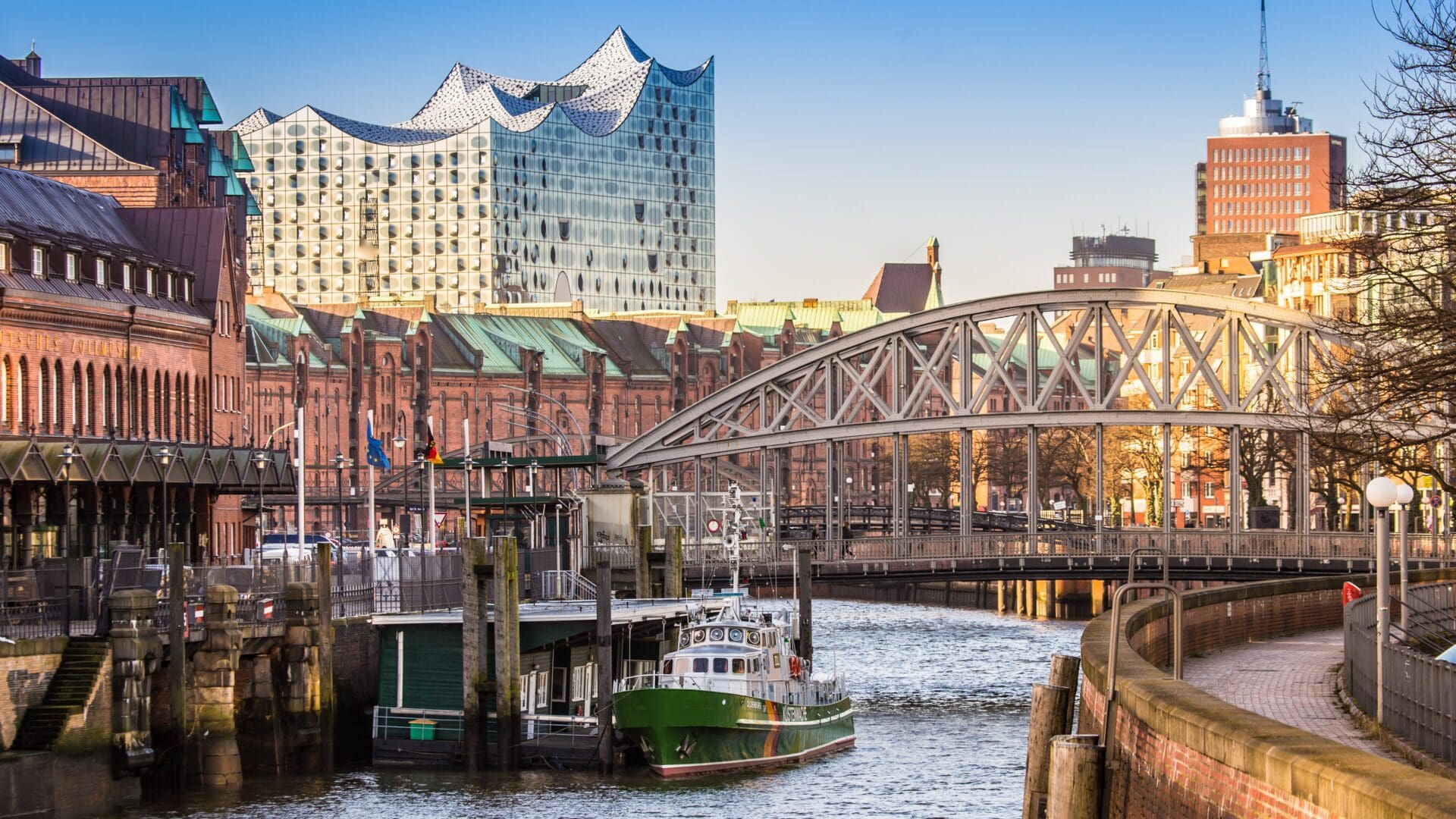 Grünes Schiff auf dem Wasser im Hamburger Hafen vor der Elbphilharmonie