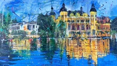 Farbenfrohes Gemälde eines Schlosses mit Türmen und Spiegelung im Wasser