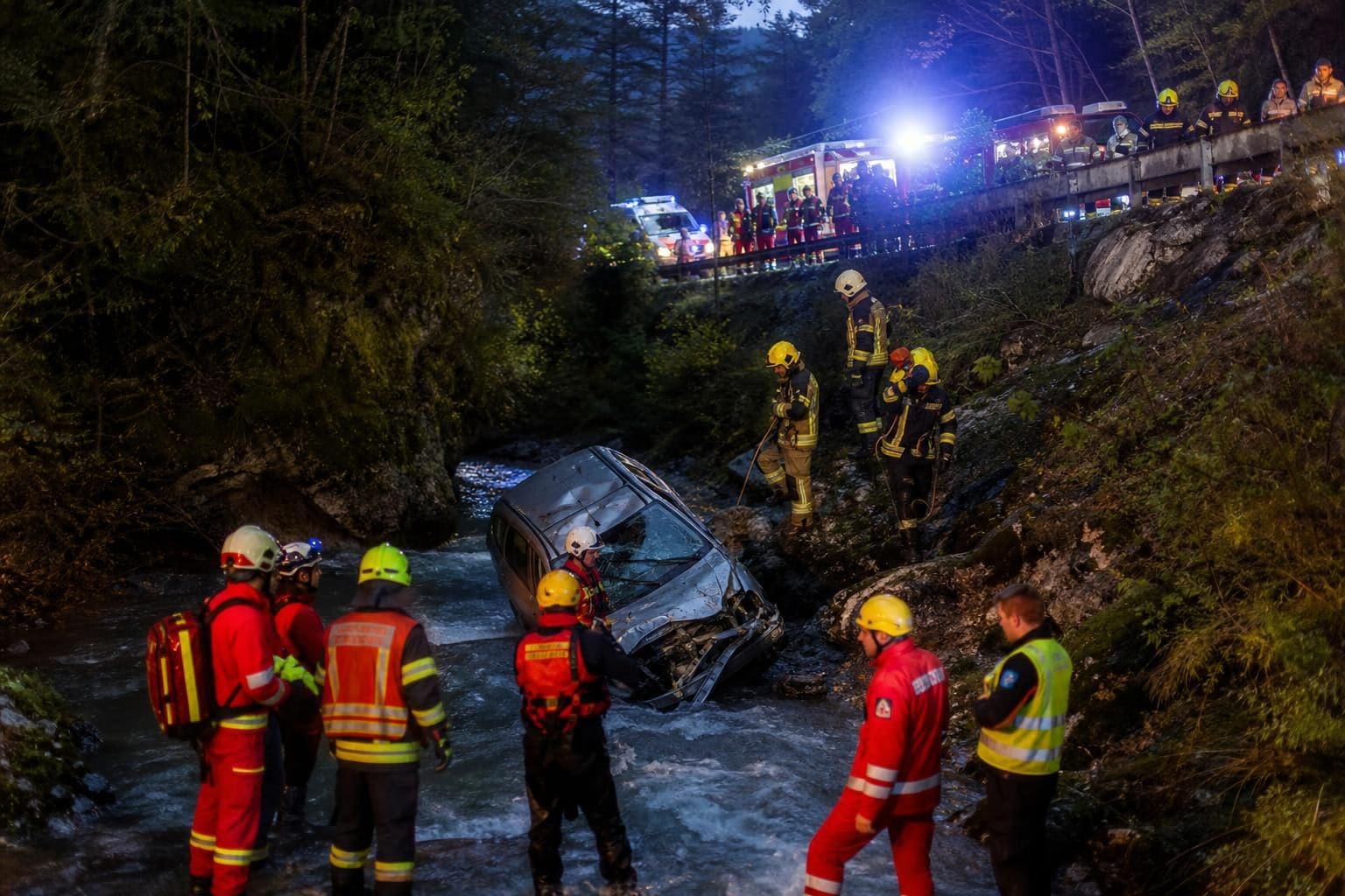 Rettungskräfte bergen ein verunglücktes Auto aus dem Gosaubach bei Hallstatt