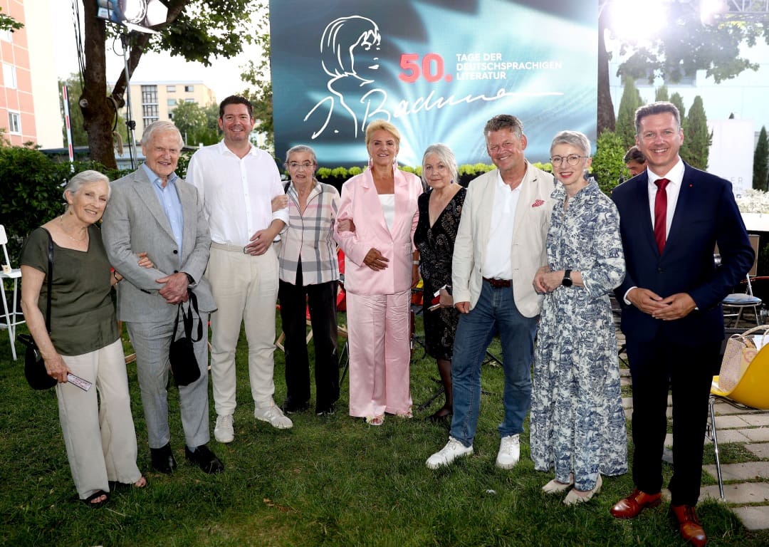 Gruppe von acht Personen bei der Eröffnung der Tage der deutschsprachigen Literatur in Klagenfurt