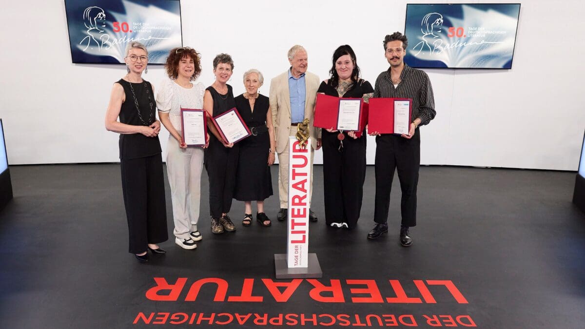 Gruppe von Preisträgern und Jurymitgliedern mit Urkunden bei der Bachmann-Preis-Verleihung