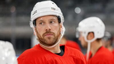 Eishockeyspieler Jesper Jensen Aabo in rotem Trikot und weißem Helm während des Trainings