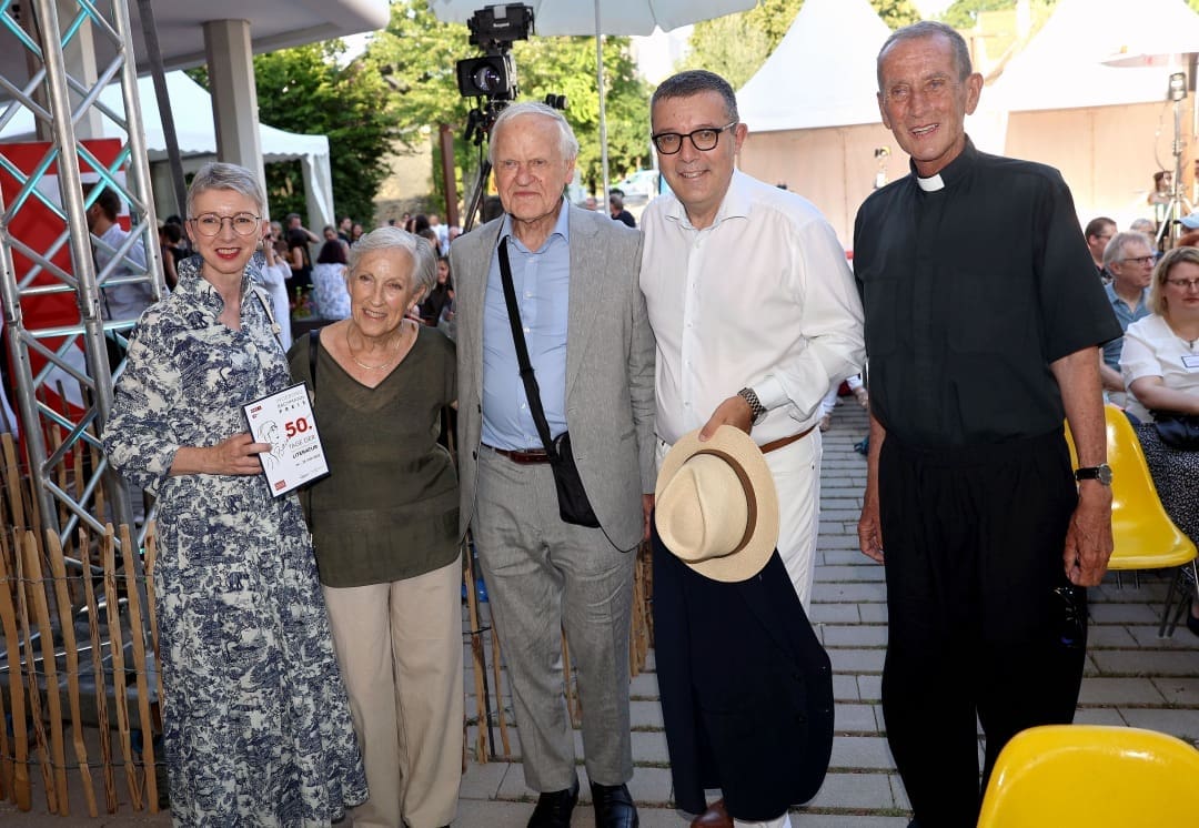 Gruppenfoto von fünf Personen bei der Eröffnung der Tage der deutschsprachigen Literatur in Klagenfurt