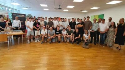 Gruppenfoto von Schülern und Unternehmern bei Wirtschaft trifft Schule in Wolfsberg