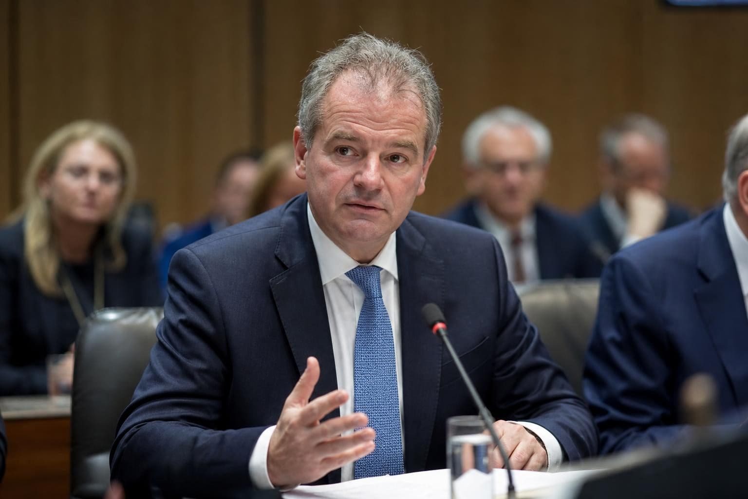 Johannes Steinhart gestikuliert mit erhobener Hand bei einer Sitzung der Ärztekammer