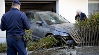 Pinkafeld: Autofahrerin verwechselt Bremse mit Gas und durchbricht Zaun