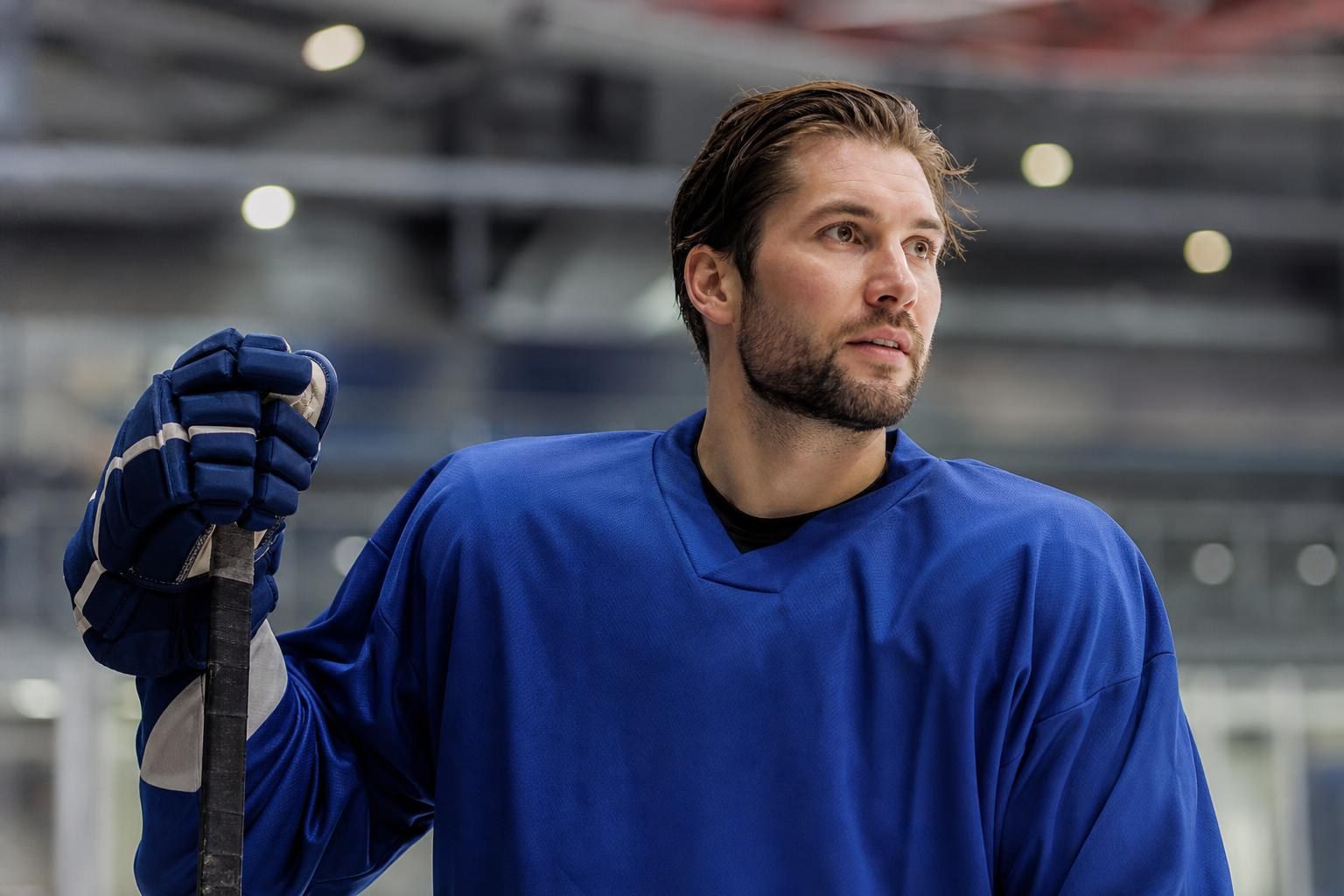 Kanadischer Eishockeyverteidiger Ryan Sproul in blauem Trikot hält Schläger