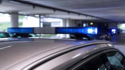 Blaues Blaulicht leuchtet auf dem Dach eines Polizeifahrzeugs in einer Tiefgarage