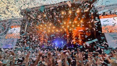 Blick auf die beleuchtete Bühne beim Donauinselfest mit Konfetti und jubelndem Publikum