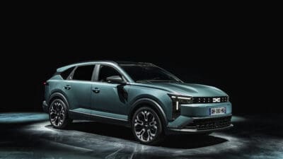Teal lackierter Dacia Striker Hybrid von schräg vorne in Studiobeleuchtung