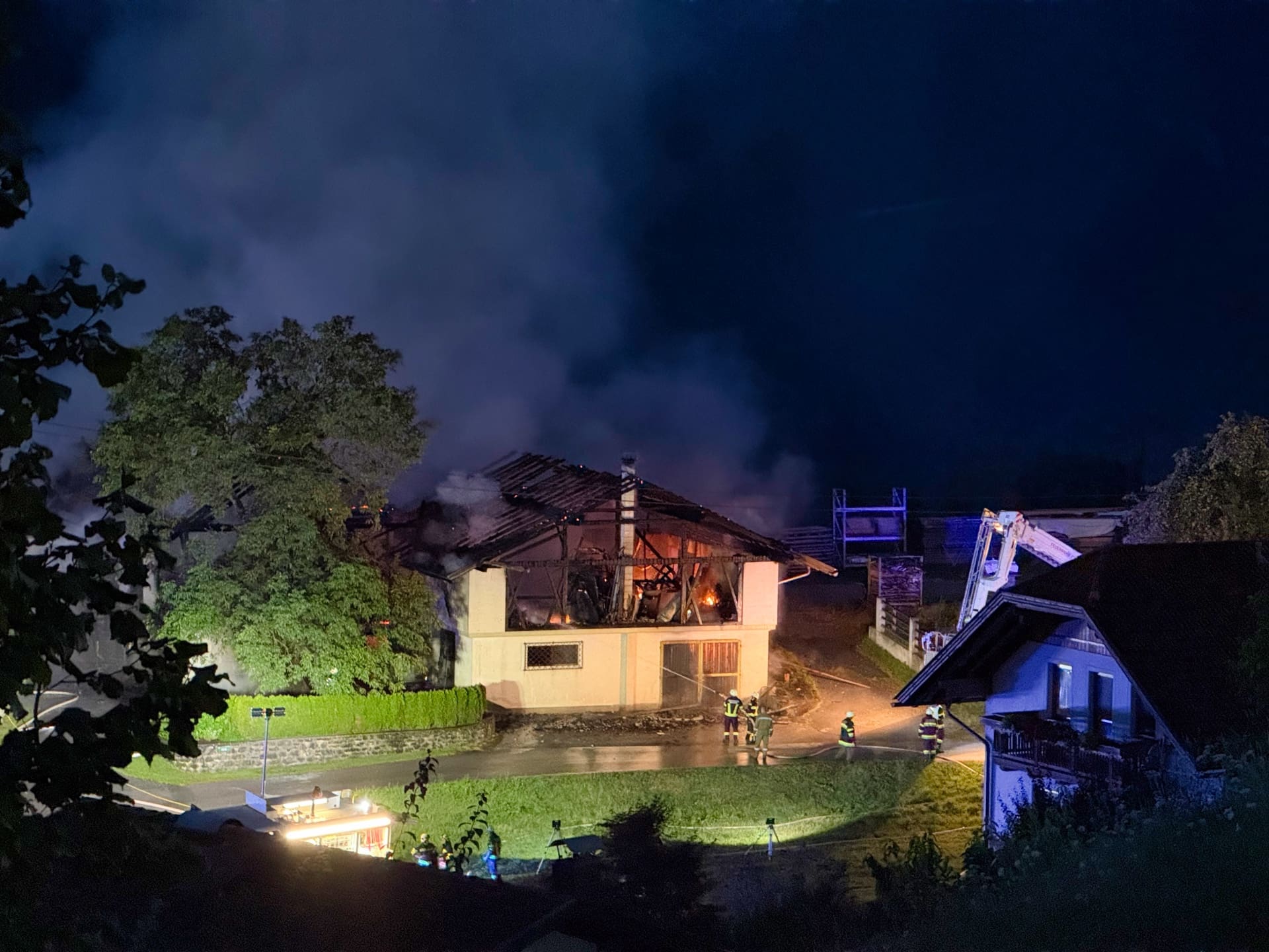 Feuerwehr löscht Brand eines Wirtschaftsgebäudes bei Nacht in Irschen