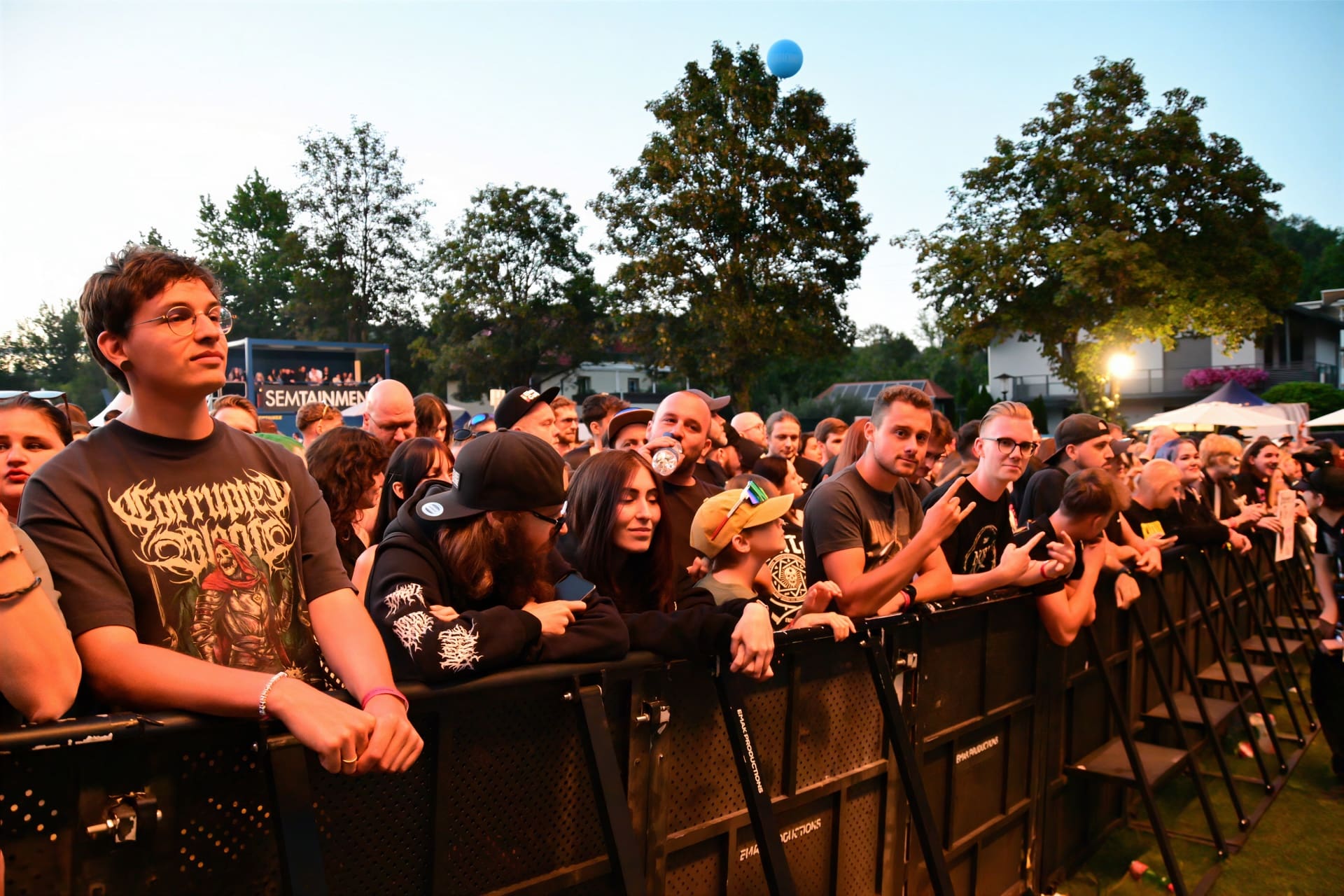 Menschenmenge an Absperrungen beim Electric Callboy Konzert auf der Schlosswiese in Moosburg