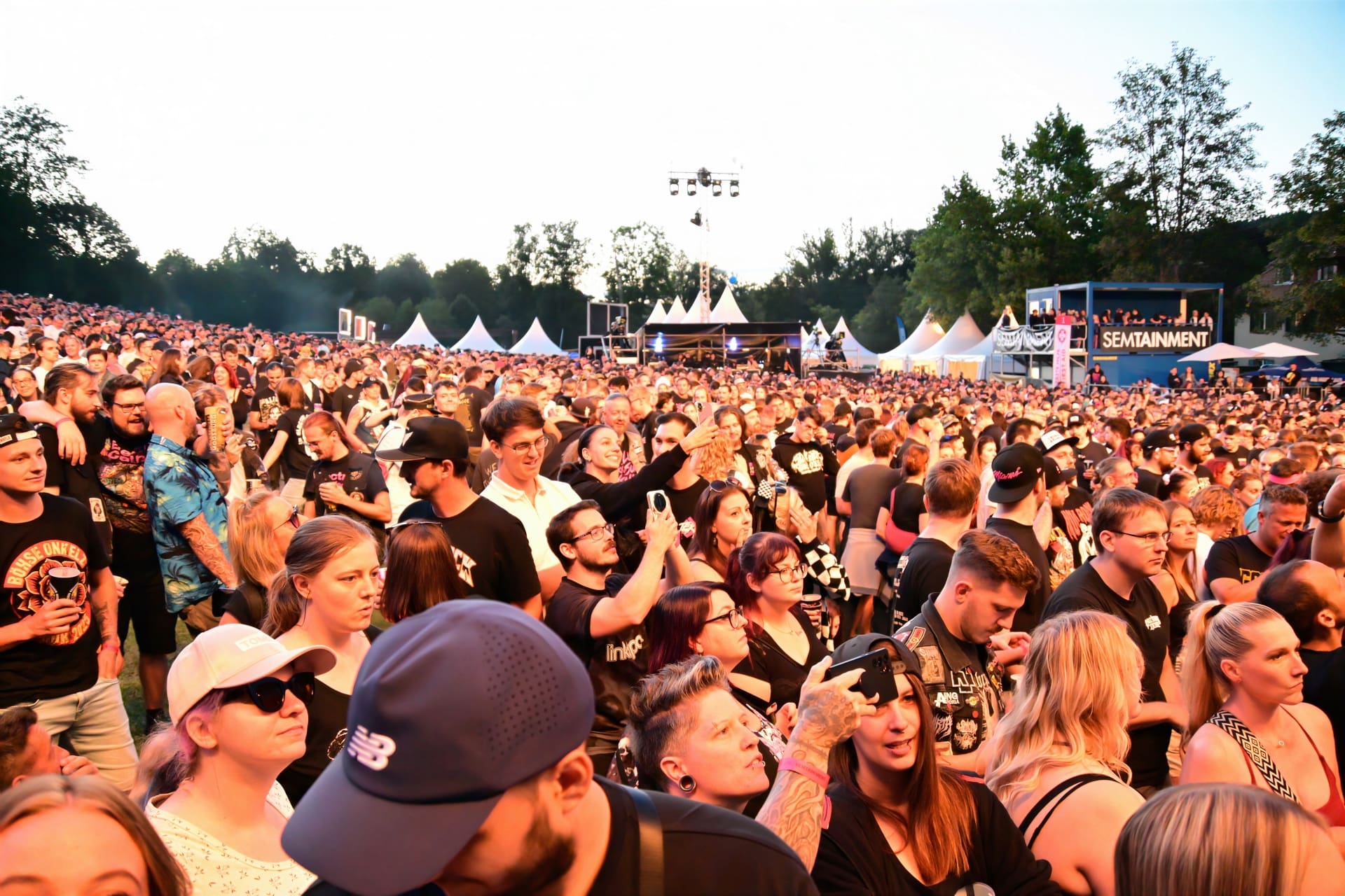 Dichte Menschenmenge bei einem Open-Air-Konzert auf der Schlosswiese in Moosburg mit erhobenen Handys.