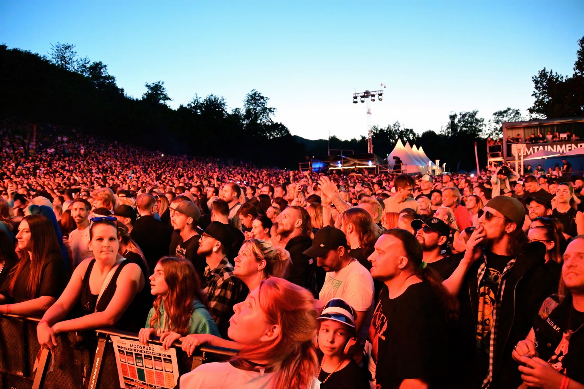 Dichte Menschenmenge vor der Bühne beim Konzert auf der Schlosswiese in Moosburg.