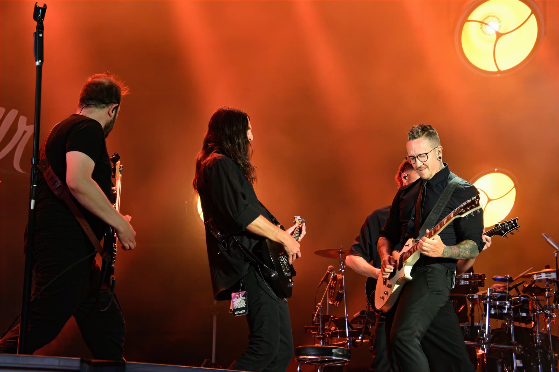 Vier Musiker der Band Seiler und Speer spielen Gitarren auf einer Bühne mit rotem Licht.