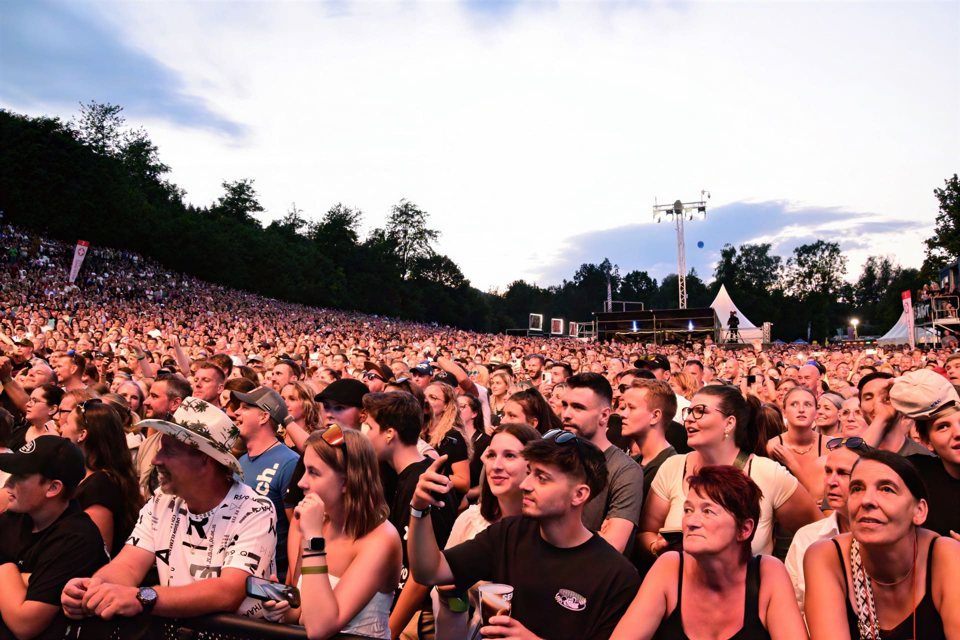 Dicht gedrängtes Publikum bei einem Open-Air-Konzert auf der Schlosswiese Moosburg am Abend