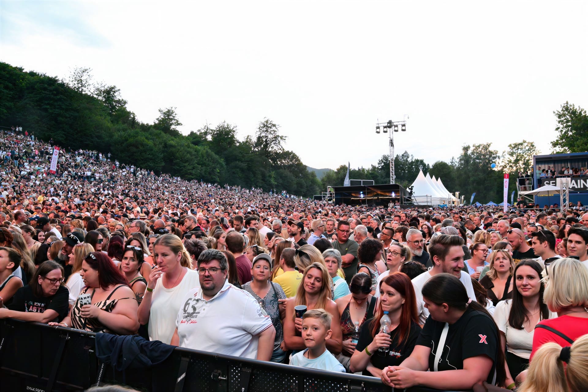 Dicht gedrängtes Publikum vor der Bühne bei einem Open-Air-Konzert