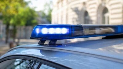 Nahaufnahme eines blauen Blaulichts auf dem Dach eines Polizeifahrzeugs
