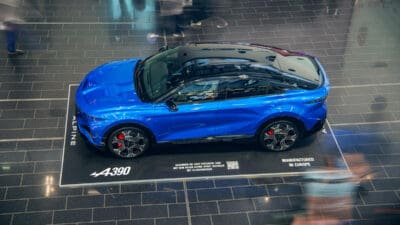 Blauer Alpine A390 Sport Fastback von oben auf einer Ausstellungsplattform