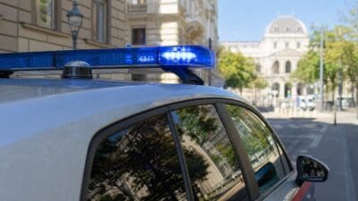 Blaues Blaulicht leuchtet auf dem Dach eines Polizeifahrzeugs in Wien