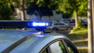Blaues Blaulicht leuchtet auf dem Dach eines Polizeifahrzeugs