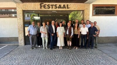 Gruppe von Menschen vor dem Eingang zum Festsaal in Bad Kleinkirchheim