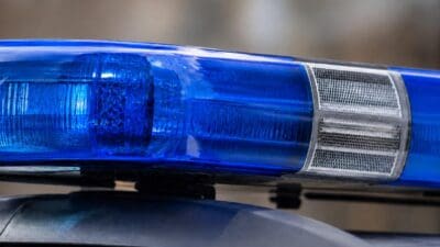 Blaues Polizeilicht mit transparenter Abdeckung und silbernem Gitter auf einem Polizeifahrzeug