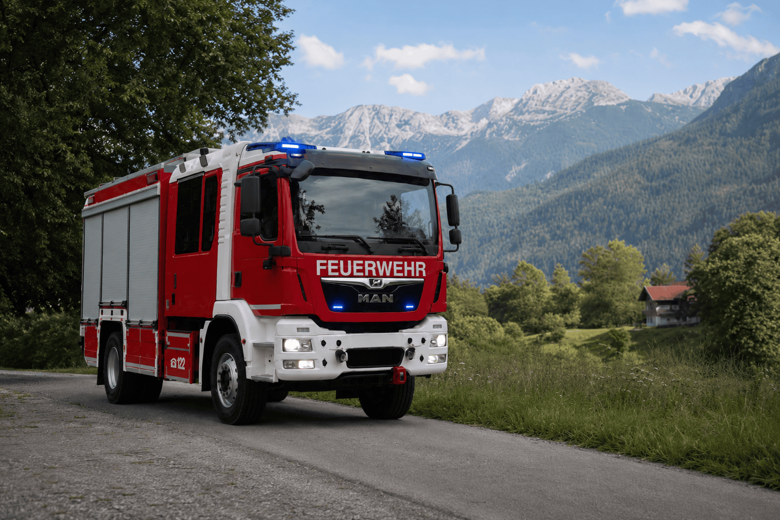 Rotes und weißes Feuerwehrfahrzeug mit Blaulicht auf einer Straße in den Alpen