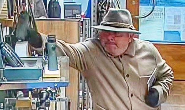 Überwachungskamera zeigt einen Mann mit Hut und Jacke in einem Geschäft.