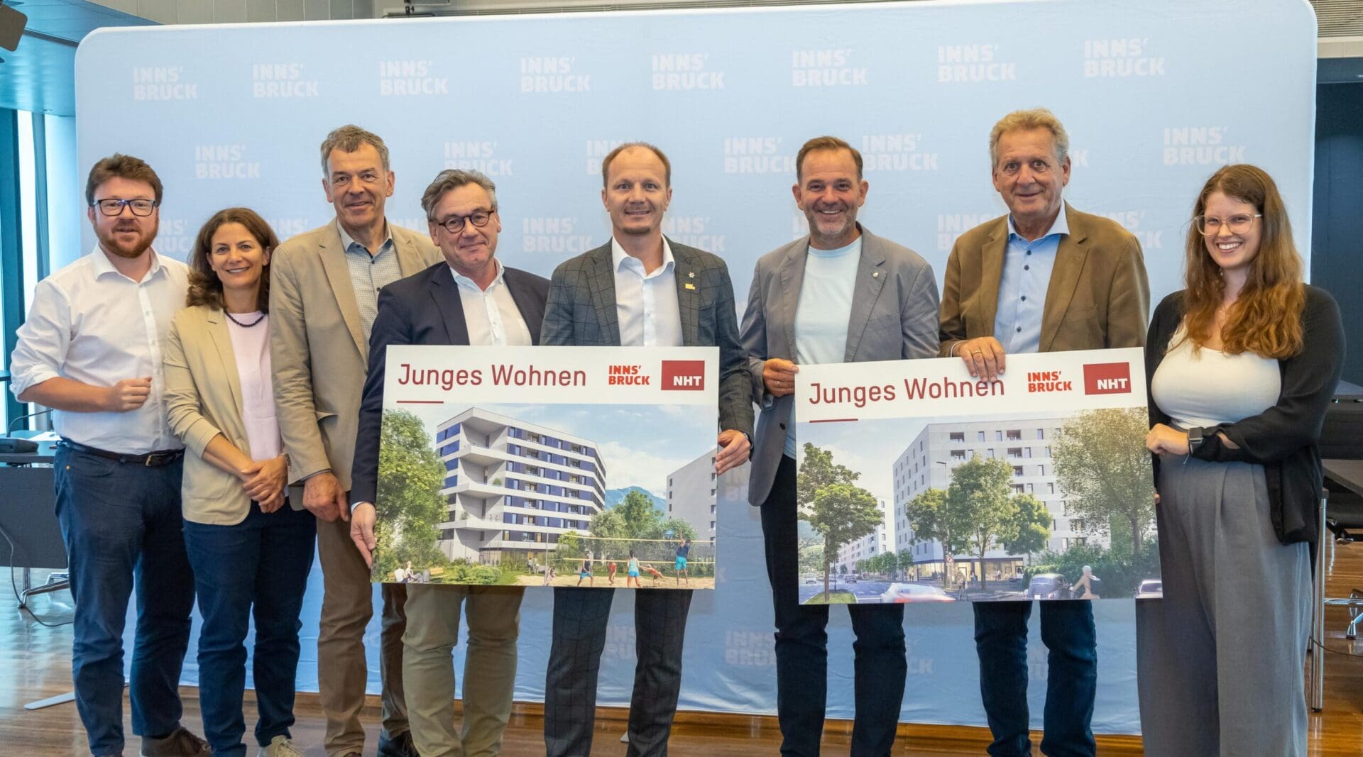 Sieben Personen präsentieren Pläne für ein Wohngebäude in Innsbruck.