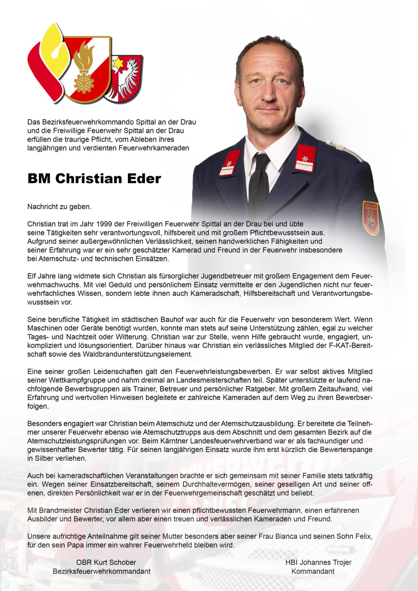 Porträt von Christian Eder in dunkelblauer Feuerwehruniform mit roten Schulterklappen und weißem Hemd