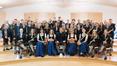 Gruppenfoto der Stadtkapelle Althofen mit Musikern in blauer Tracht und verschiedenen Instrumenten