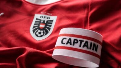Nahaufnahme eines roten Trikots der österreichischen Nationalmannschaft mit ÖFB-Logo und Captain-Armbinde