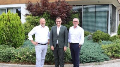 Drei Männer stehen vor dem Gebäude der Maschinenring-Service Kärnten eGen in Klagenfurt.