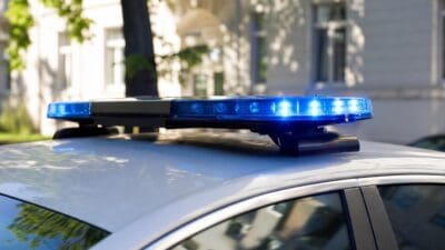 Nahaufnahme eines blauen Blaulichts auf dem Dach eines Polizeifahrzeugs