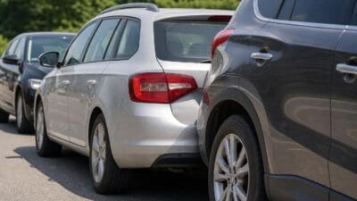 Heck eines silbernen Kombis und Front eines grauen SUVs nach einem Zusammenstoß auf der Straße
