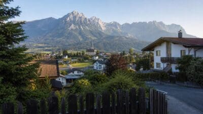 Blick auf das Dorf Ellmau mit Kirche und Bergmassiv im Hintergrund
