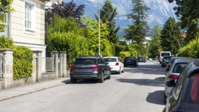 Grauer Audi Kombi parkt in einer mit Bäumen gesäumten Straße in Innsbruck.