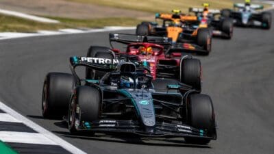 Schwarzer Mercedes Formel-1-Rennwagen mit Nummer 16 führt das Feld auf der Strecke an