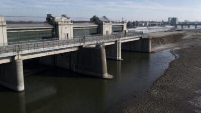 Kraftwerk Freudenau mit Betonbau über der Donau und niedrigem Wasserstand
