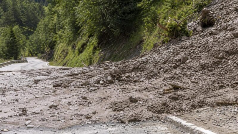 Schlamm und Geröll bedecken die Fahrbahn der L16 Pitztalstraße nach einem Murenabgang