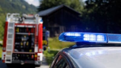 Blaues Blaulicht auf einem Fahrzeug mit einem Feuerwehrwagen im Hintergrund in Kaltenbach.