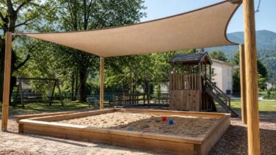 Neue Sandkiste mit Sonnensegel auf dem Kapuzinerspielplatz in Wolfsberg