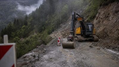 Bagger auf einer durch Muren beschädigten Straße im Pitztal bei St. Leonhard
