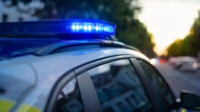 Blaues Blaulicht leuchtet auf dem Dach eines Polizeifahrzeugs